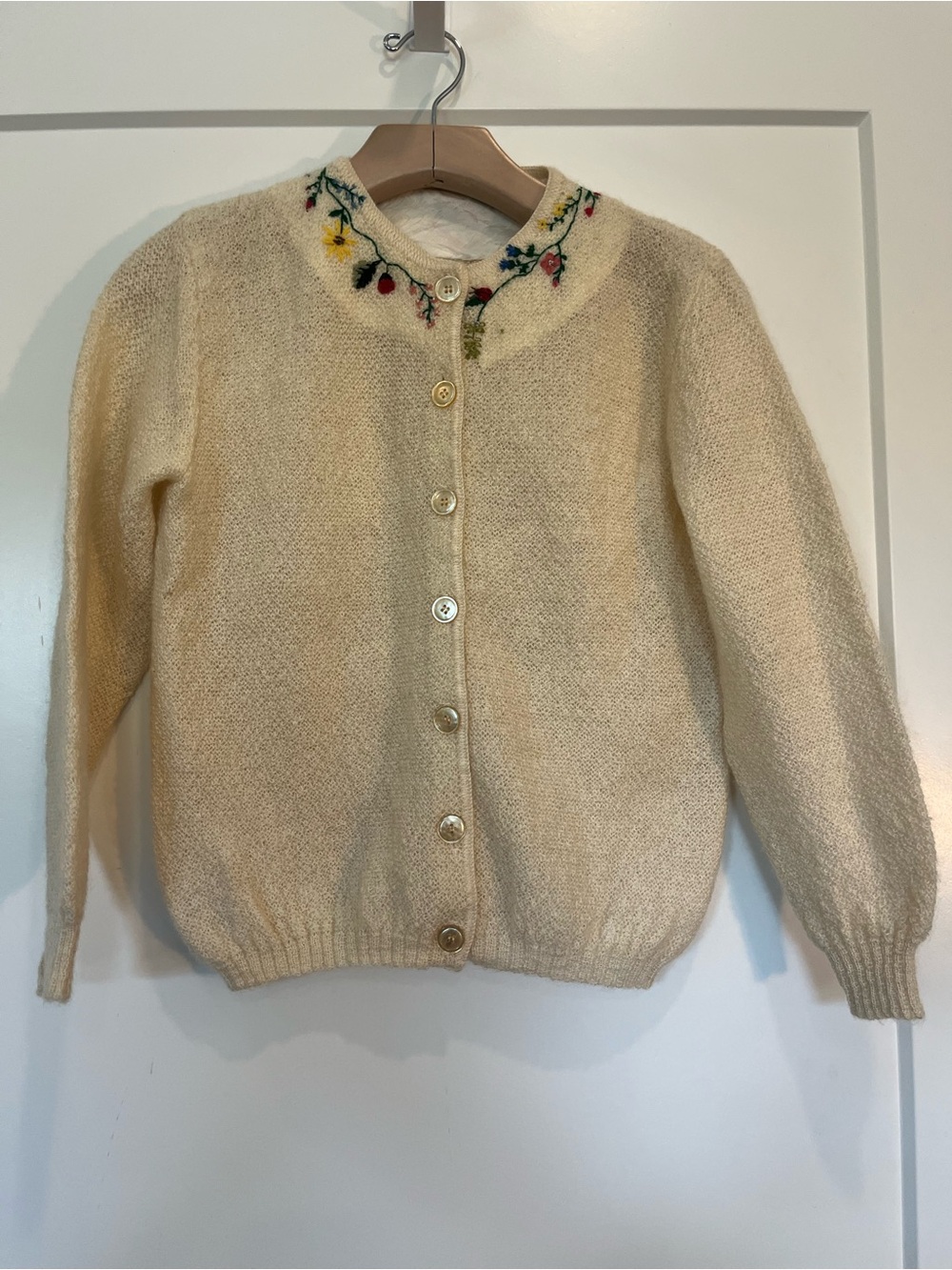 Vtg embroidered knit cream color retro coquette cottagecore 50’s dainty cardigan